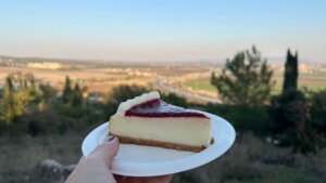 קפה על הקצה טבעון תמונה של עוגת גבינה