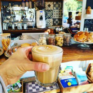 כוס קפה ברקע עגלת קפה