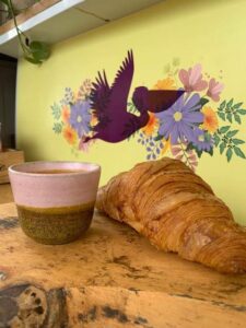 קרואסון וקפה