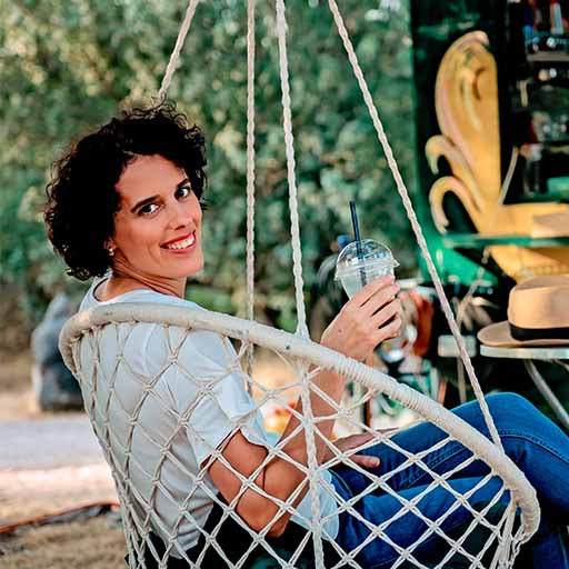 מיכל יושבת על נדנדה