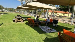 vany עגלת קפה ואני אריאל שרון יושבים על הדשא