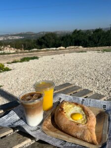 קופיקנה עגלת קפה פארק קנה מאפה ושתיה