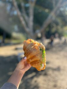 קפה ליד הנחל עגלת קפה תמונה קרואסון