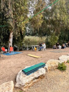 קפה ליד הנחל עגלת קפה תמונה נוף