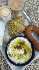קפה ליד הנחל עגלת קפה תמונה בייגל ושמנת