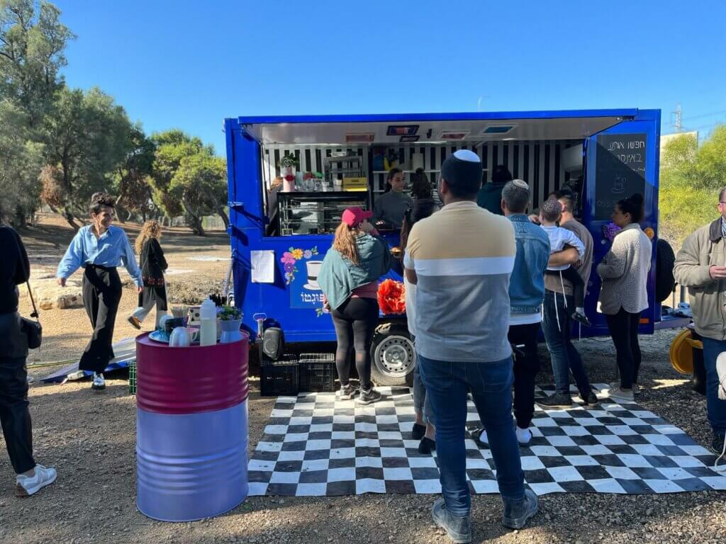 עגלת קפה הפוגטו ראשי אנשים עומדים