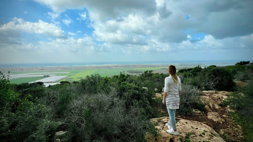 טיול באביב תמונה ראשית אישה צופה לנוף