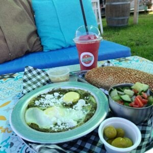 עגלת קפה ברייק פאסט תמונה של מנה עם תוספות ושתיה