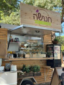 עגלת קפה חנושה מושב סגולה צילום העגלה