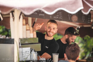 עגלה של קפה בית הראשונים צוות