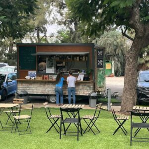 קפה טוב עגלת קפה עין כרמל תמונה של העגלה וכסאות