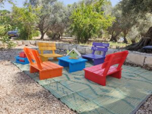עגלת קפה קפה דידי אילניה תמונה של כסאות צבעונים