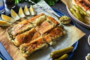 דשא גן עגלת קפה כפר יונה תמונה של בורקס