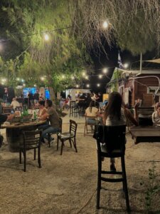 מיימונס מקום בכפר עגלת קפה כפר מיימון תמונה של אנשים יושבים ליד העגלה
