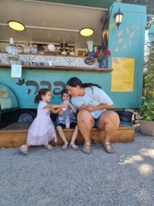 שיפרה עגלת קפה בחולון תמונה של לקוחות יושבים ליד העגלה