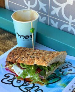 שיפרה עגלת קפה בחולון תמונה של קפה וכריך