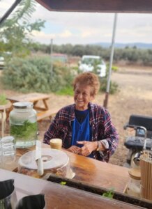 קפה יער עגלת בית לחם הגלילית תמונה של לקוחה בעגלה