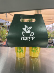 ירקפה עגלת קפה ירקונים תמונה של שני כוסות מיץ מוחזקים יחד