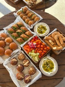 גאולה עגלת קפה תקומה תמונה של כריכים וגבינות
