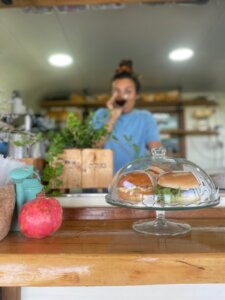 גאולה עגלת קפה תקומה תמונה של כריכים ומישהי השותה יין