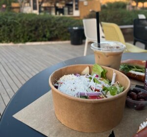 אריאלה עגלת קפה אריאל תמונה של סלט ושתיה