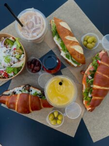 אריאלה עגלת קפה אריאל תמונה של קרואסונים עם מילוי, כריכים ושתיה