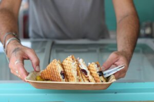 עגלת קפה לוקאל קפה בת ים תמונה של טוסט מוגש