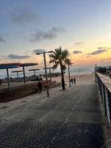 עגלת קפה לוקאל קפה בת ים תמונה של נוף הים