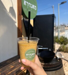 מאנדרא עגלת קפה עלי זהב יהודה ושומרון תמונה של משקה