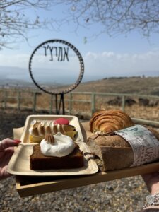 קפה אמיצ'י עגלת קפה כרכום תמונה של לחם וקינוחים