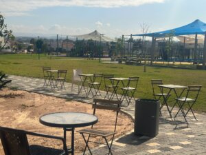 קרמלה עגלת קפה אבן שמואל תמונה של איזור הישיבה