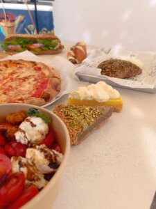 ברטה עגלת קפה קרית טבעון תמונה של מנות על שולחן