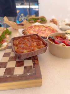 ברטה עגלת קפה קרית טבעון תמונה של מנות על שולחן