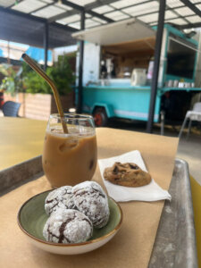 פסאג' קפה The passage cafe עגלת קפה מעיין צבי תמונה של עוגיות וקפה קר
