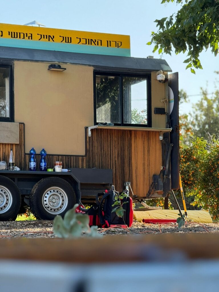 הקרון בשרון עגלת קפה של אייל גימשי תמונה של העגלה
