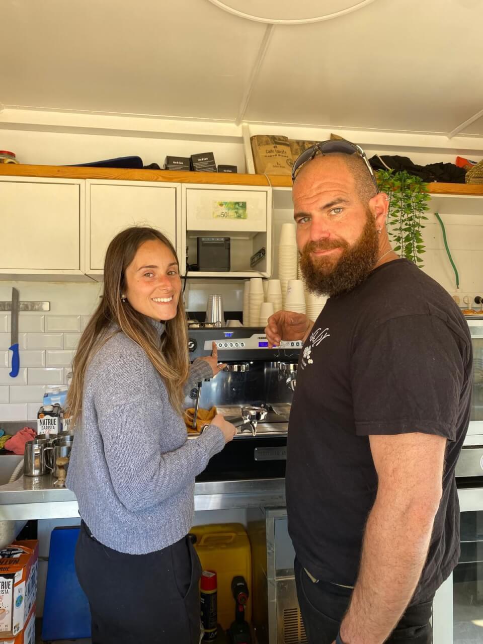 עגלאטה עגלת קפה מושב חרוצים תמונה של בעלי העגלה
