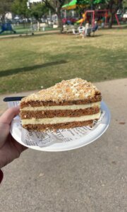 קפה לאגו ראש העין תמונה של עוגה על צלחת לבנה