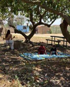 קפה באגמון חפר עגלת קפה אגמון חפר תמונה של אנשים יושבים מתחת לעץ