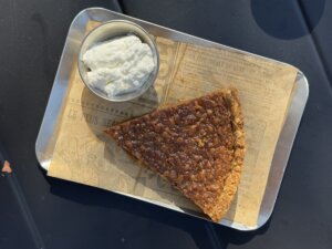פלחה עגלת קפה קיבוץ להב תמונה של מאפה על מגש