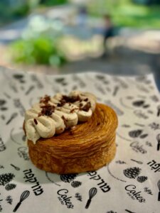 מורקפה עגלת קפה קיבוץ עלומים תמונה של מאפה