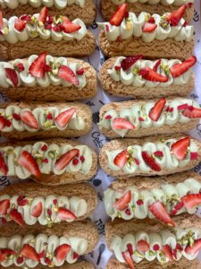 מורקפה עגלת קפה קיבוץ עלומים תמונה של קינוחים עם תותים