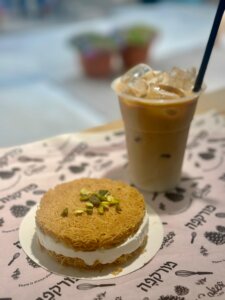 מורקפה עגלת קפה קיבוץ עלומים תמונה של קינוח וקפה קר