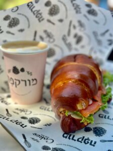 מורקפה עגלת קפה קיבוץ עלומים תמונה של כריך וקפה