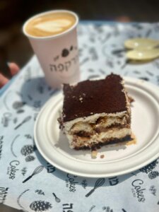 מורקפה עגלת קפה קיבוץ עלומים תמונה של קינוח וקפה