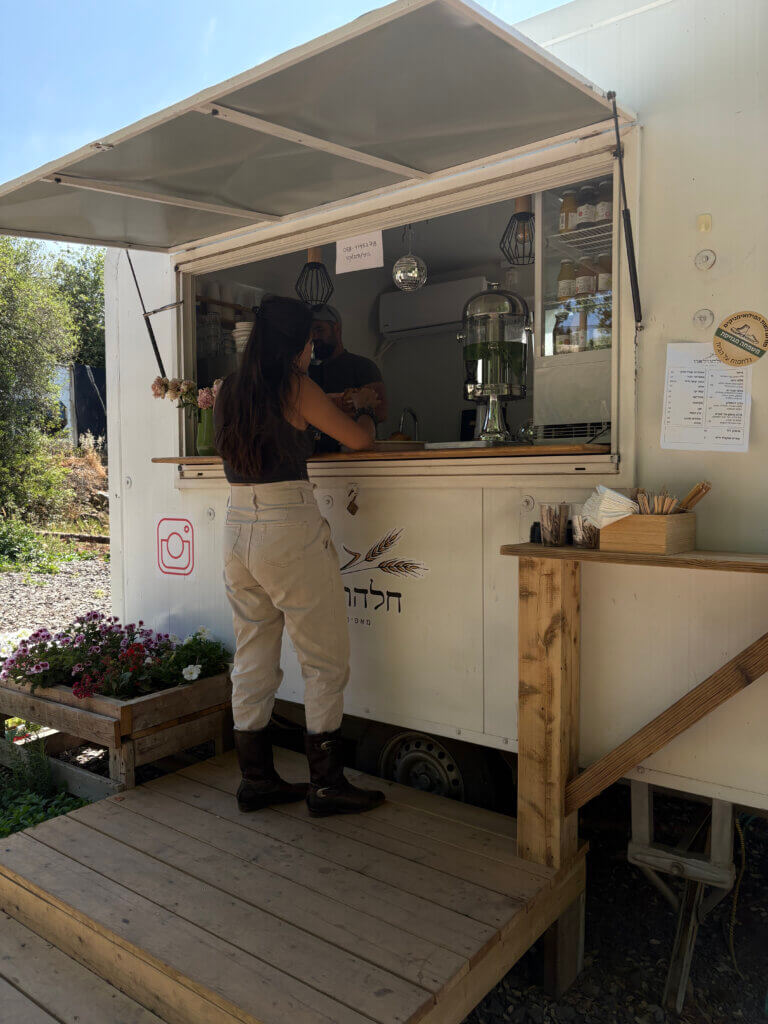 חלאוולאוו עגלת קפה מושב אודם רמת הגולן תמונה של העגלה