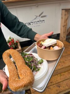 חלאוולאוו עגלת קפה מושב אודם רמת הגולן תמונה של מאפה וסלטים