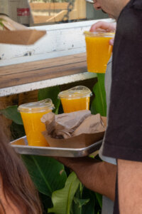 עגלת קפה שירתה פתח תקווה תמונה של מגש עם כוסות מיץ תפוזים