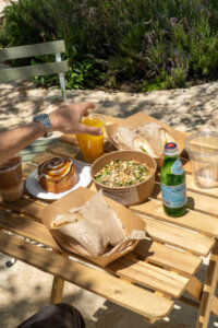 עגלת קפה שירתה פתח תקווה תמונה של כריכים מאפה ומים