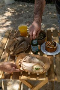 עגלת קפה שירתה פתח תקווה תמונה של שולחן עם מטעמים