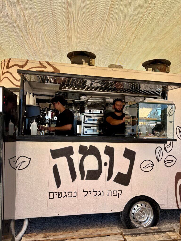 קפה נומה עגלת קפה כפר חיטים תמונה של העגלה